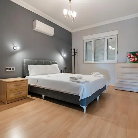 Βίλα Near By The Land Of Legends , Rose Μπέλεκ